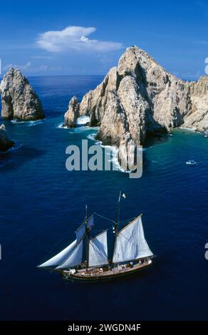 Blick auf El Arco und das Piratenschiff von einem Parasail aus, Cabo San Lucas, Baja California Sur, Mexiko Stockfoto