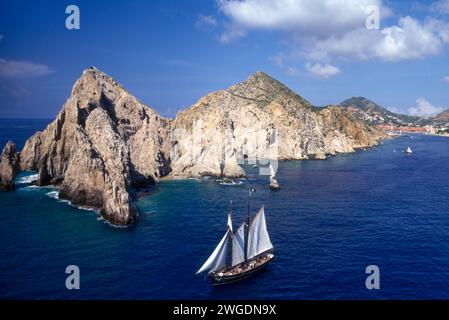 Blick auf El Arco und das Piratenschiff von einem Parasail aus, Cabo San Lucas, Baja California Sur, Mexiko Stockfoto