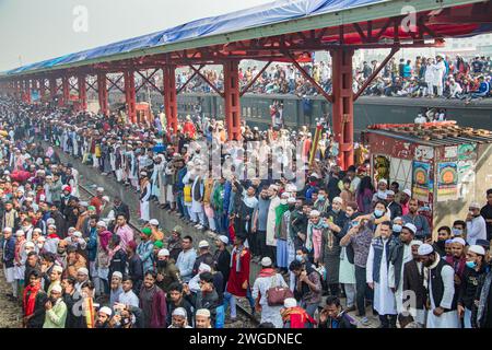 Begeben Sie sich auf eine kurze, aber eindrucksvolle Fahrt auf dem Dach des Ijtema-Zuges in Bangladesch, dieses Bild wurde am 4. Februar 2024 vom Bahnhof Tonggi aufgenommen Stockfoto