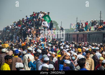 Begeben Sie sich auf eine kurze, aber eindrucksvolle Fahrt auf dem Dach des Ijtema-Zuges in Bangladesch, dieses Bild wurde am 4. Februar 2024 vom Bahnhof Tonggi aufgenommen Stockfoto