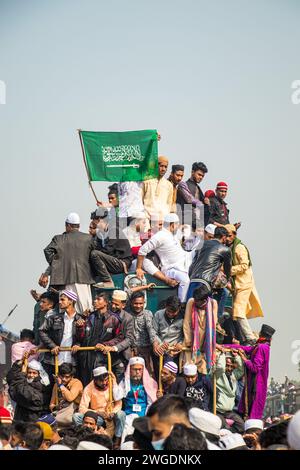 Begeben Sie sich auf eine kurze, aber eindrucksvolle Fahrt auf dem Dach des Ijtema-Zuges in Bangladesch, dieses Bild wurde am 4. Februar 2024 vom Bahnhof Tonggi aufgenommen Stockfoto