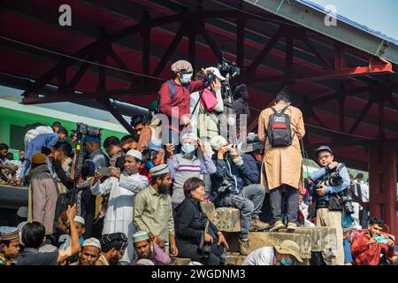 Begeben Sie sich auf eine kurze, aber eindrucksvolle Fahrt auf dem Dach des Ijtema-Zuges in Bangladesch, dieses Bild wurde am 4. Februar 2024 vom Bahnhof Tonggi aufgenommen Stockfoto