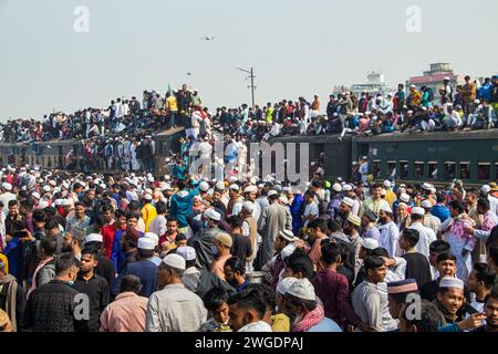 Begeben Sie sich auf eine kurze, aber eindrucksvolle Fahrt auf dem Dach des Ijtema-Zuges in Bangladesch, dieses Bild wurde am 4. Februar 2024 vom Bahnhof Tonggi aufgenommen Stockfoto