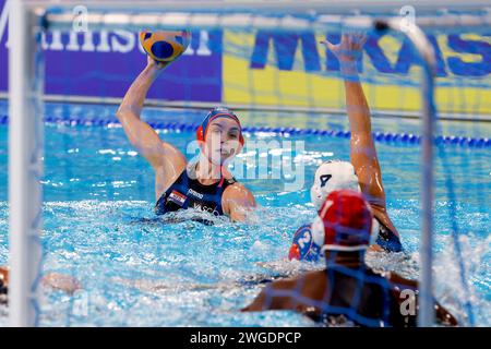 Doha, Katar. Februar 2024. DOHA, KATAR – 4. FEBRUAR: Lieke Rogge aus den Niederlanden kontrolliert den Ball während des Water Polo Woman Matches zwischen den Vereinigten Staaten von Amerika und den Niederlanden bei der Doha Aquatics World Championships 2024 im Aspire Dome am 4. Februar 2024 in Doha, Katar. (Foto: MTB-Photo/BSR Agency) Credit: BSR Agency/Alamy Live News Stockfoto