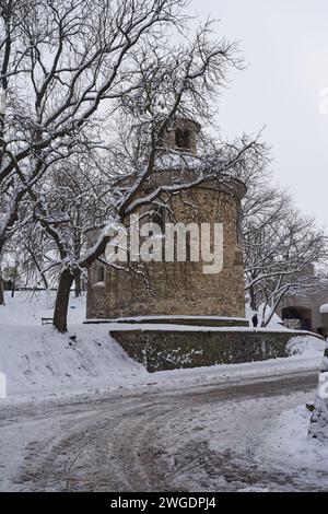 Prag, Tschechische Republik - 3. Dezember 2023 - Winter in Prag Stadt. Alte St. Martin's Rotunde in Vysehrad (oberes Schloss) am verschneiten Nachmittag Stockfoto