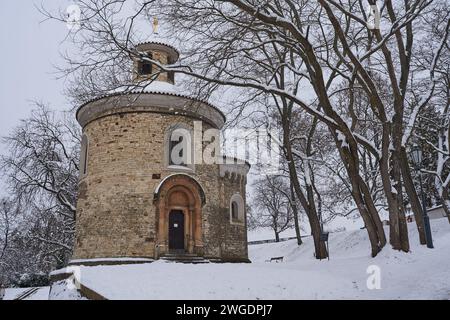 Prag, Tschechische Republik - 3. Dezember 2023 - Winter in Prag Stadt. Alte St. Martin's Rotunde in Vysehrad (oberes Schloss) am verschneiten Nachmittag Stockfoto