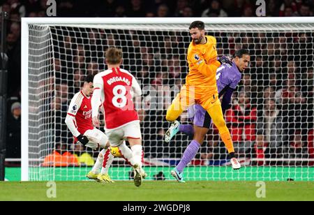 Arsenals Gabriel Martinelli (links) erzielt das zweite Tor des Spiels, nachdem Liverpool-Torhüter Alisson Becker und Virgil van Dijk (rechts) den Ball während des Premier League-Spiels im Emirates Stadium in London nicht freigeben konnten. Bilddatum: Sonntag, 4. Februar 2024. Stockfoto