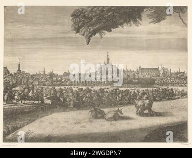 Spaziergang mit Prinz Wilhelm III. Außerhalb der Haag (Blatt in der Mitte), 1686, 1686 Print Walking Ride of Prinz Wilhelm III außerhalb der Haag, 1686. Das Blatt in der Mitte: Die Begleitung zu Pferd, im Vordergrund wird eine Kuh gemolken. Teil eines nicht zusammengestellten ganzen von 6 Zeitschriften (ohne Textmagazine) mit einer Vorstellung des Prinzen und der Prinzessin, die eine Vergnügungsfahrt in einer Kutsche machen, begleitet von einer Begleitung von Fahrern. Im Hintergrund die Stadt Haag. Nordholland Papierätzung / Gravur Ausflug, Vergnügungsreise in den Haag Stockfoto