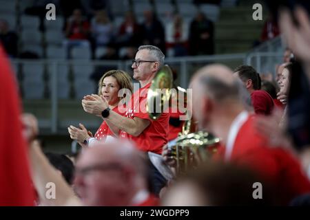 Varazdin, Kroatien. Februar 2024. VARAZDIN, KROATIEN - 4. FEBRUAR: Fans jubeln am 2. Tag des Qualifikationsspiels des Davis Cup zwischen Kroatien und Belgien in der Arena Varazdin am 4. Februar 2024 in Varazdin, Kroatien. Foto: Sanjin Strukic/PIXSELL Credit: Pixsell/Alamy Live News Stockfoto