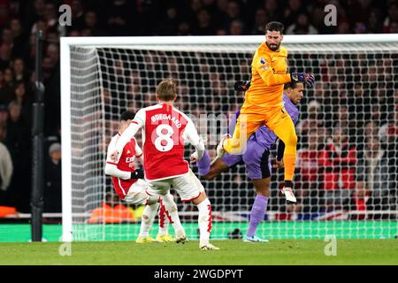 Arsenals Gabriel Martinelli (links) erzielt das zweite Tor des Spiels, nachdem Liverpool-Torhüter Alisson Becker und Virgil van Dijk (rechts) den Ball während des Premier League-Spiels im Emirates Stadium in London nicht freigeben konnten. Bilddatum: Sonntag, 4. Februar 2024. Stockfoto