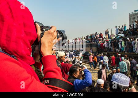 Begeben Sie sich auf eine kurze, aber eindrucksvolle Fahrt auf dem Dach des Ijtema-Zuges in Bangladesch, dieses Bild wurde am 4. Februar 2024 vom Bahnhof Tonggi aufgenommen Stockfoto