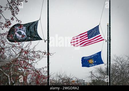 Flaggen am Halbmast in Manitowoc, Wisconsin während eines Schneesturms. Stockfoto