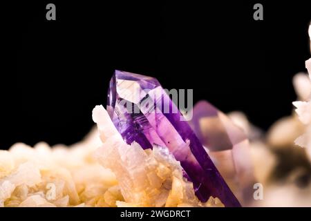 Amethyst zur Dolomitfotografie. Aus Erongo, Namibia. Makrofotografie Detail Textur Hintergrund. Nahaufnahme roher, unpolierter Halbedelstein Stockfoto