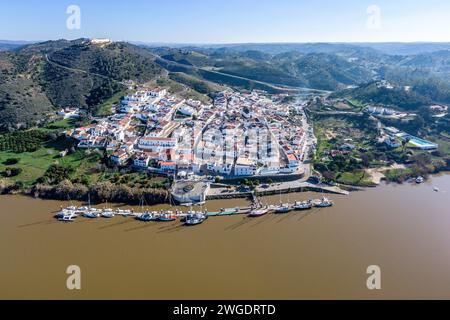 Panoramablick auf das Dorf Sanlucar de Guadiana in Huelva, Andalusien, am Ufer des Flusses Guadiana, an der Grenze spaniens zu portugal, in f Stockfoto