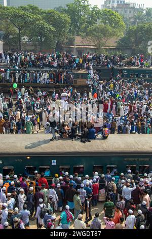 Begeben Sie sich auf eine kurze, aber eindrucksvolle Fahrt auf dem Dach des Ijtema-Zuges in Bangladesch, dieses Bild wurde am 4. Februar 2024 vom Bahnhof Tonggi aufgenommen Stockfoto