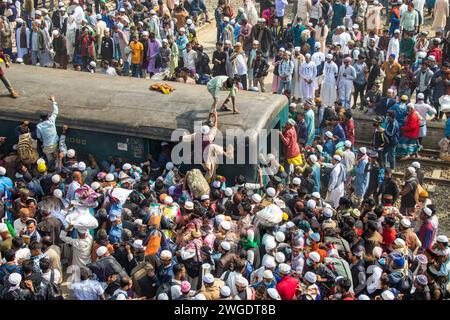 Begeben Sie sich auf eine kurze, aber eindrucksvolle Fahrt auf dem Dach des Ijtema-Zuges in Bangladesch, dieses Bild wurde am 4. Februar 2024 vom Bahnhof Tonggi aufgenommen Stockfoto