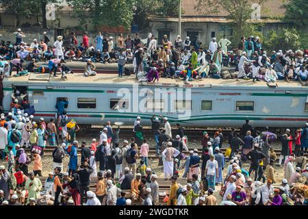 Begeben Sie sich auf eine kurze, aber eindrucksvolle Fahrt auf dem Dach des Ijtema-Zuges in Bangladesch, dieses Bild wurde am 4. Februar 2024 vom Bahnhof Tonggi aufgenommen Stockfoto