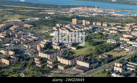 Der Rand der Stadt Klaipeda von oben. Schlafsäulenblock, Lagune in der Ferne sichtbar. Stockfoto