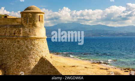 La Citadelle in Ajaccio, alte Steinfestung und Sandstrand in Korsika, Frankreich Stockfoto