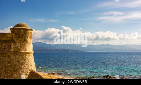 La Citadelle in Ajaccio, alte Steinfestung und Sandstrand in Korsika, Frankreich Stockfoto