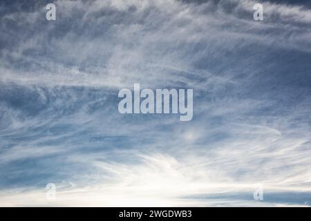 Fantastische weichen weißen Wolken vor blauem Himmelshintergrund. Stockfoto