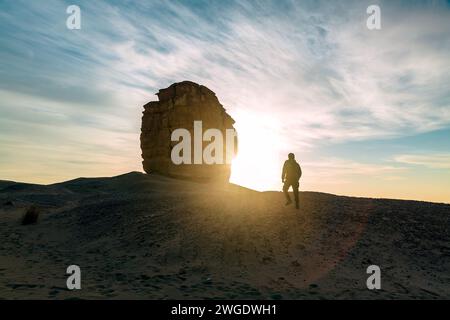 Eine Felsformation in der Wüste nahe Riad, Saudi-Arabien, ist bekannt als TeufelsDaumen oder Juda-Daumen. Stockfoto