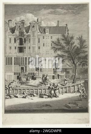 Verbranntes Haus auf der Leidsegracht, 1684, in oder vor 1690 Druck verbranntes Haus auf der Leidsegracht, an der Ecke mit der Herengracht, in Amsterdam. Nach dem Brand am 12. Januar 1684 bei sehr starkem Frost. Mit Schlauchfeuerspritzen gelöscht. Mit Zuschauern auf dem Eis des gefrorenen Kanals. Späterer Zustand (mit dem Buchstaben) ist die Platte 17 im Feuersprühbuch von Jan van der Heyden. Feuerlöschausrüstung für die Papierätzung/Gravur in Amsterdam. Brandbekämpfung. Skates (Wintersport). Schwere Winter. Kanäle, Gewässer (in der Stadt). Ruine eines Gebäudes  Architektur. Städtischer Wohnraum Leidsegracht Stockfoto