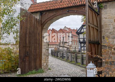 Blick durch einen Torbogen zu Fachwerkhäusern am Mühlgraben in Quedlinburg, Sachsen-Anhalt, Deutschland Stockfoto