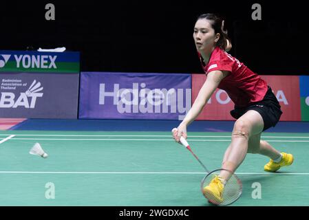Bangkok, Thailand. Februar 2024. Aya Ohori aus Japan spielt gegen Supanida Katethong aus Thailand (nicht abgebildet) während des Badminton Women's Single Final Match in den Princess Sirivannavari Thailand Masters 2024 im Nimibutr Stadium. Aya Ohori gewann Supanida Katethong 2:1 (18:21, 21:17, 21:13) (Foto: Peerapon Boonyakiat/SOPA Images/SIPA USA) Credit: SIPA USA/Alamy Live News Stockfoto