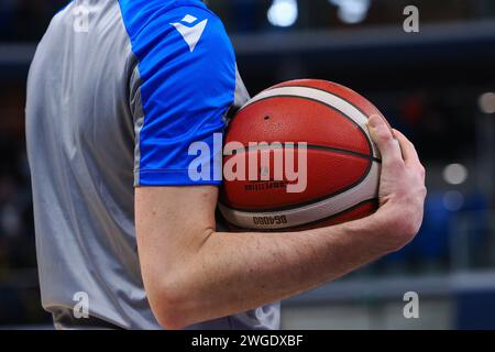 Mailand, Italien. Februar 2024. Basketball-Schiedsrichter beim Wegreenit Urania Milano vs Novipiu Monferrato Basket, Italian Basketball Serie A2 Men Match in Mailand, 4. Februar 2024 Credit: Independent Photo Agency/Alamy Live News Stockfoto