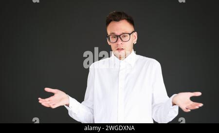 Unsicher zucken, keine Ahnung, ratloser, überforderter Kerl Stockfoto