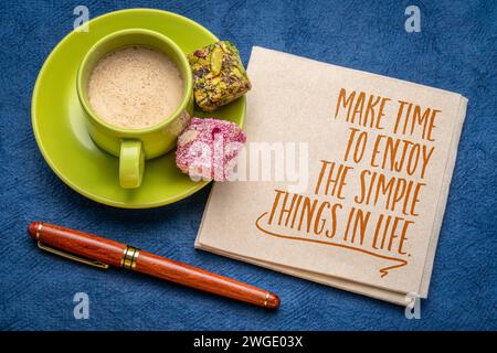 Nehmen Sie sich Zeit, die einfachen Dinge des Lebens zu genießen – inspirierende Notiz auf einer Serviette mit einer Tasse Kaffee, Selbstpflege und persönlichem Entwicklungskonzept Stockfoto