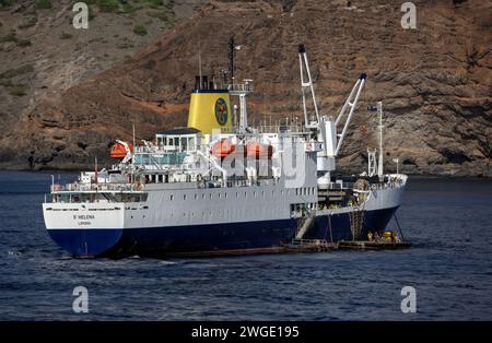 RMS St Helena entlädt Jamestown St Helena Stockfoto