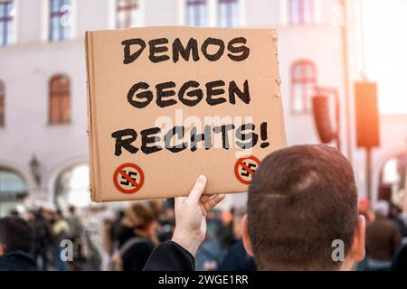 4. Februar 2024: Demonstrationen gegen die Rechte, zusammen mit einem durchgestrichenem Hakenkreuz auf einem Schild, das von einem Demonstrator gehalten wird, bei einer DEMONSTRATIONSFOTOMONTAGE *** Demos gegen Rechts, Schriftzug zusammen mit durchgestrichenem Hakenkreuz auf einem Schild das ein Demonstrant bei einer Demo in der Hand hält FOTOMONTAGE Stockfoto