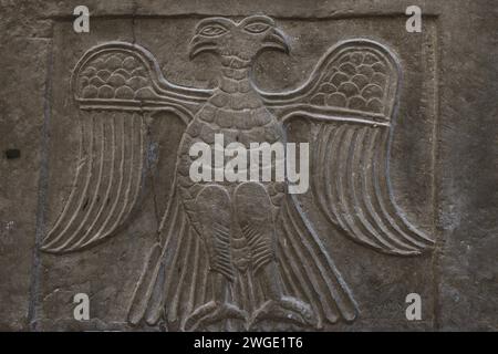 Doppeladler in heraldischer Haltung. Relief auf einer gegenüberliegenden Platte. Roter Schiefer. 11.-12. Jahrhundert n. Chr. Von Stara Zagora (Vereia), Bulgarien. Nationales Archäologisches Museum. Sofia. Bulgarien. Stockfoto