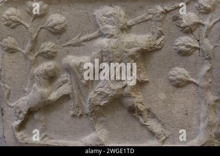 Mann kämpft gegen einen Panther. Detail des Freischnitts auf einer Platte. Erste Hälfte des 2. Jahrhunderts n. Chr. Von Stara Zagora (Augusta Traiana), Bulgarien. Nationales Archäologisches Museum. Sofia. Bulgarien. Stockfoto