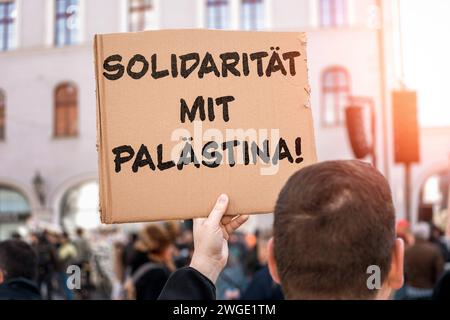 4. Februar 2024: Solidarität mit Palästina Schriftzug auf einem Schild, das von einem Demonstranten während einer PROTESTFOTOMONTAGE gehalten wird *** Solidariät mit Palästina Schriftzug auf einem Schild das ein Demonstrant bei einer Demo in der Hand hält FOTOMONTAGE Stockfoto