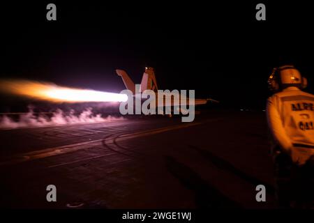 240203-N-JC256-1072 RED SEA (3. Februar 2024) die USS Dwight D. Eisenhower (CVN 69) führt Flugoperationen durch, als Reaktion auf das vom Iran unterstützte Malignitätsverhalten der Huthi im Roten Meer am 3. Februar 2024. Die Dwight D. Eisenhower Carrier Strike Group wird im Einsatzgebiet der 5. US-Flotte eingesetzt, um die Sicherheit und Stabilität im Nahen Osten zu unterstützen. (Foto der U.S. Navy von Mass Communication Specialist 3rd Class Janae Chambers) Stockfoto