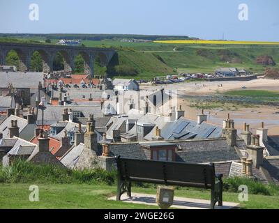 Das malerische schottische Dorf Cullen in Moray, mit seinem Wahrzeichen Eisenbahnviadukt und einem weiten Sandstrand. Stockfoto