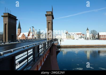 Der Winterblick einer Brücke über den Fluss Neman in die historische Altstadt von Kaunas (Litauen). Stockfoto