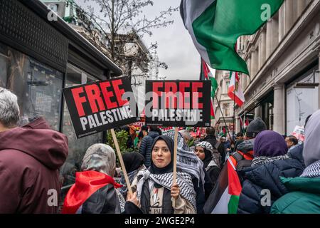 London, Großbritannien. Februar 2024. Freie palästinensische Banner, die von muslimischen Friedensaktivistinnen und Demonstrantinnen während des Pro - Palästina-marsches durch die Oxford Street in Soho, Freie Palästina-Bewegung, London, Großbritannien, gehalten wurden Stockfoto