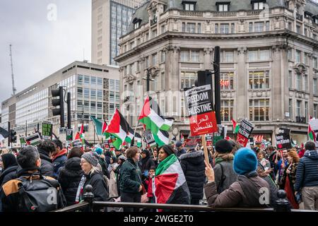 London, Großbritannien. Februar 2024. Freiheitsfahnen und palästinensische Fahnen, die von Friedensaktivisten und Demonstranten während des Pro - Palästina-marsches durch die Oxford Street in Soho gehalten werden, Freie Palästinensische Bewegung, London, Großbritannien Stockfoto