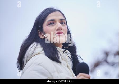 Berlin, Deutschland. Februar 2024. Wa22ermann, Influencer und Rapper, steht während der Demonstration gegen die Rechte auf einer Bühne. Die Allianz „Wir sind die Firewall“ hatte zu der Demonstration aufgerufen, an der mehr als 200.000 Menschen teilnahmen. Annette Riedl/dpa/Alamy Live News Stockfoto