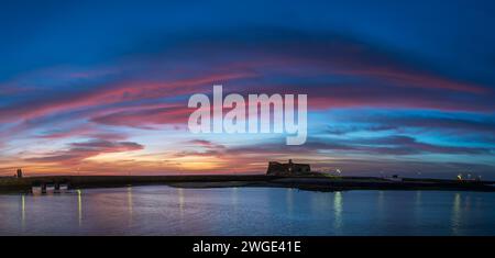 Besuchen Sie das historische Castillo de San Gabriel auf Lanzarote, eine berühmte Festung mit atemberaubender Aussicht und reicher Geschichte im Herzen von Arrecife. Stockfoto