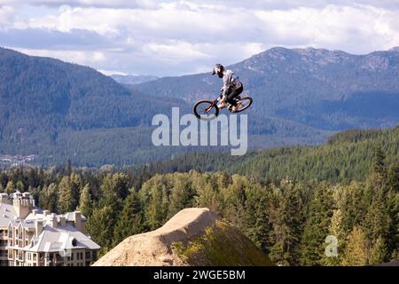 WHISTLER, BC, KANADA - 21. JULI 2023: Downhill-Mountainbiker fahren auf dem Crankworx Whistler-Golfplatz, Downhill-Radfahren, Stunts Stockfoto