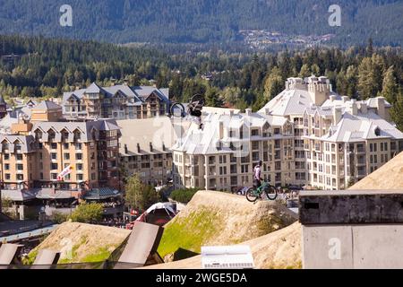 WHISTLER, BC, KANADA - 21. JULI 2023: Downhill-Mountainbiker fahren auf dem Crankworx Whistler-Golfplatz, Downhill-Radfahren, Stunts Stockfoto