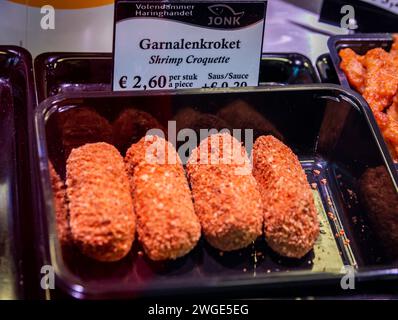 Amsterdam, Niederlande, 20. November 2022. Berühmter holländischer Snack, Garnelenkrokette mit einem Preisschild im lokalen Amsterdamer Lebensmittelgeschäft. Stockfoto