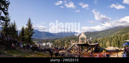 WHISTLER, BC, KANADA - 21. JULI 2023: Downhill-Mountainbiker fahren auf dem Crankworx Whistler-Golfplatz, Downhill-Radfahren, Stunts Stockfoto