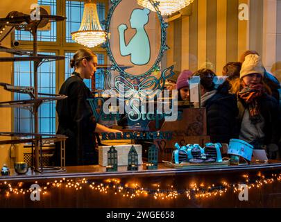 Amsterdam, Niederlande, 20. November 2022. Blick auf ein Fenster des berühmten Keksladens Van Stapele Koekmakerij mit Personal, das Gäste bedient. Stockfoto