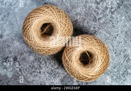 Detailansicht von oben mit zwei Seilrollen oder einem Strang. Stockfoto